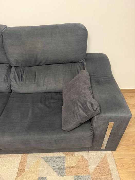 Sofa de 3 lugares com almofadas extensivas .