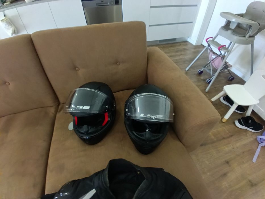 Capacetes e casaco para moto