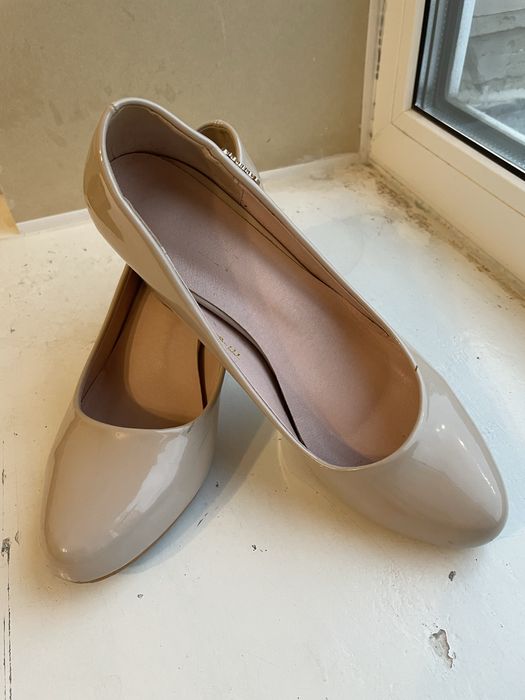 Туфлі жіночі бежеві 38 розмір