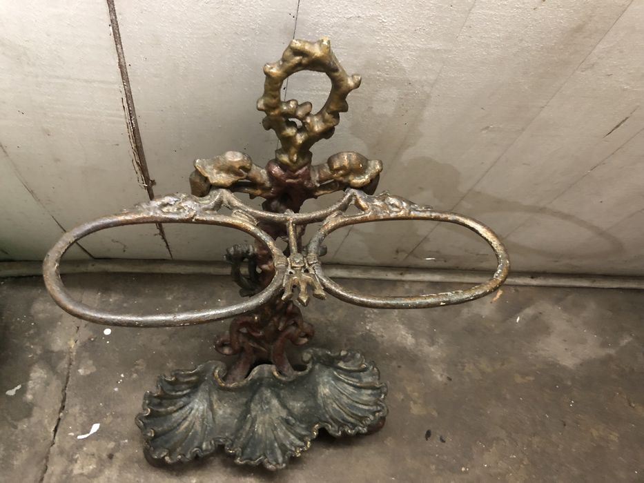 Porta   chapeus em bronze muito  antigo