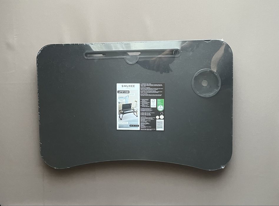 Stolik pod laptop Smukee czarny 60x40 cm miejsce na kubek i tablet