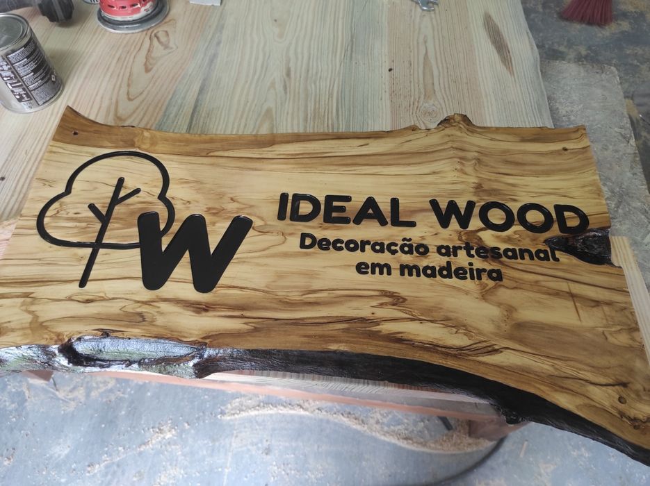 Logotipo e nomes de quintas em madeira