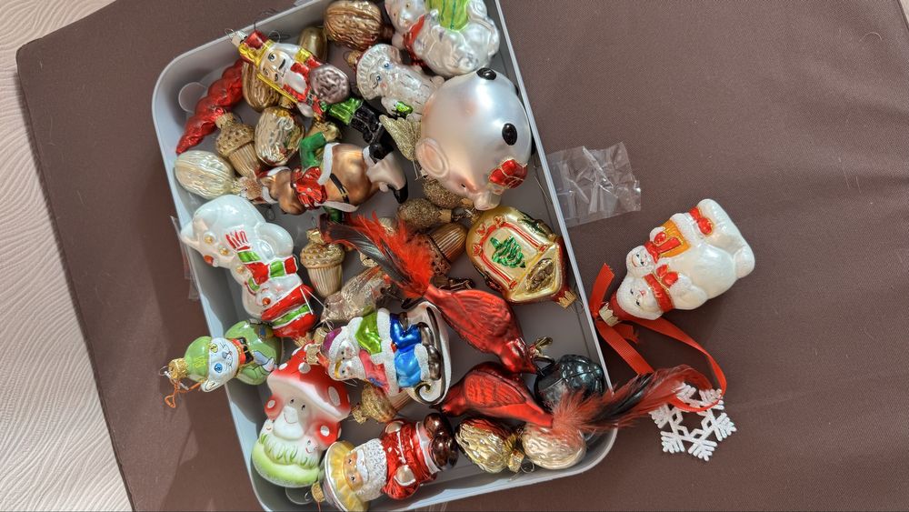 Новорічні іграшки в комплекті зі штучною ялинкою