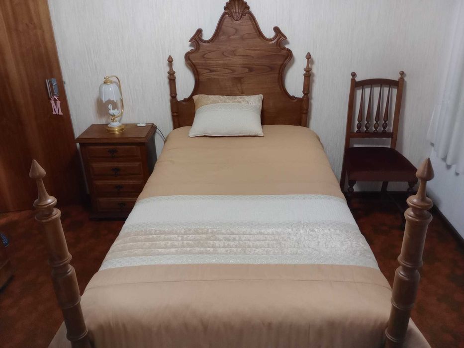 Quarto Completo: Cama Solteiro, Mesa Cabeceira, Cadeira e Escrivaninha
