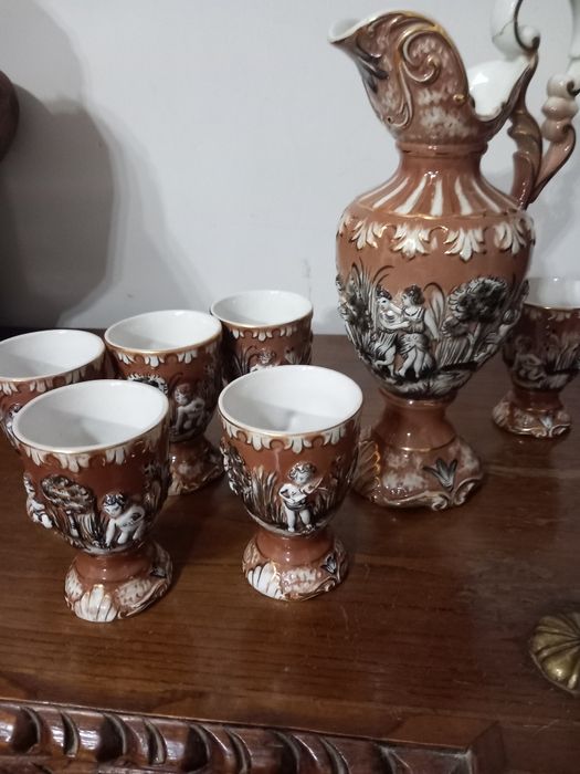 Caneca e seis copos trabalhados