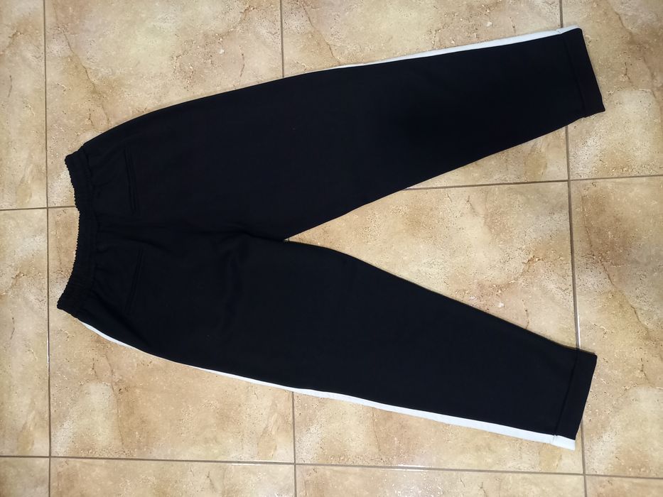 Calça preta c/ barra branca na lateral