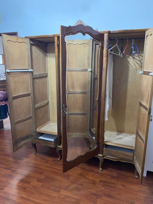 Roupeiro de madeira, elegante , de estilo Queen Anne com 3 portas