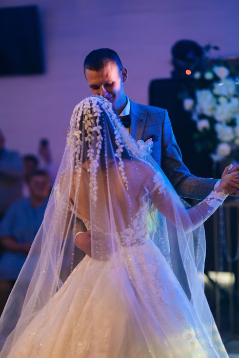 Шикарна весільна сукня