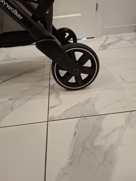 Wózek spacerowy Easywalker -stan bardzo dobry


---

Wózek spacerowy E