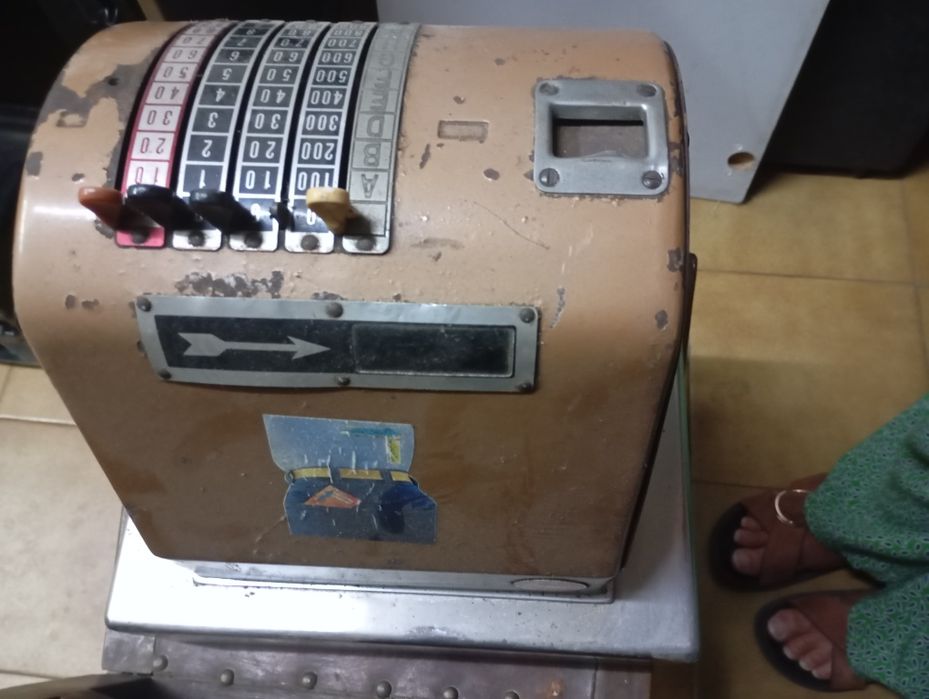 Máquina registradora muito antiga