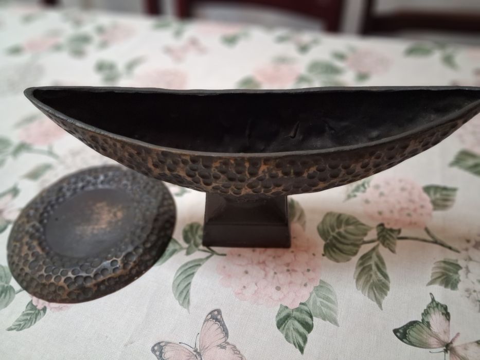 Peça decorativa em resina imitando bronze