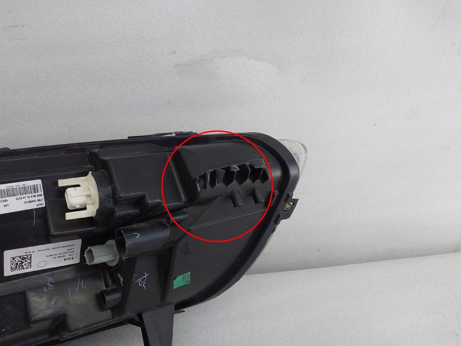 Ótica / farol esquerda FORD Ka+