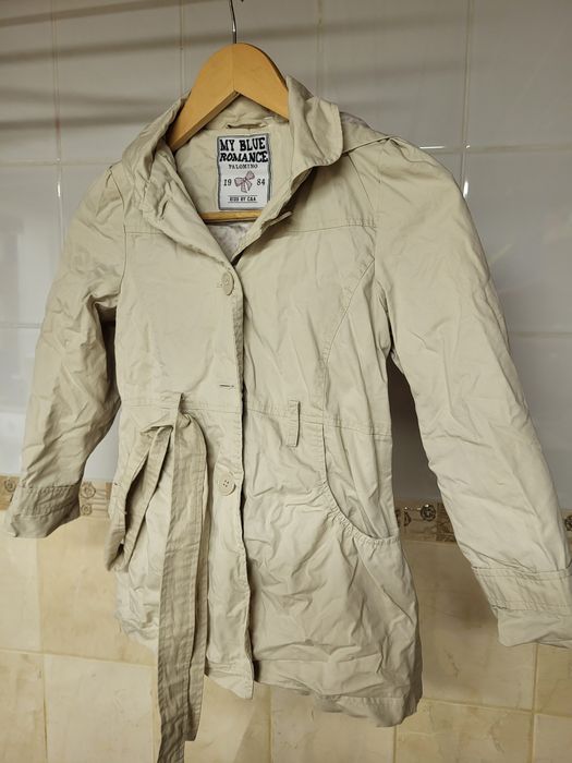 Beżowy płaszczyk jesienny, wiosenny z paskiem i kapturem 128, płaszcz