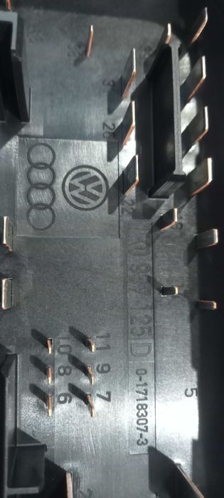 Caixa de fusíveis do compartimento do motor Volkswagen Golf VI
