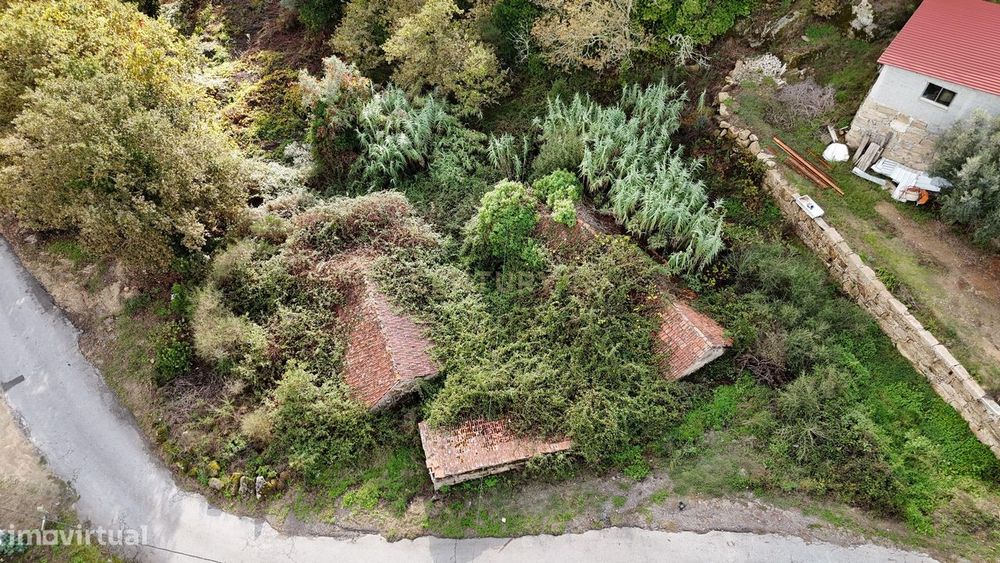 Moradias em ruína em Abragão