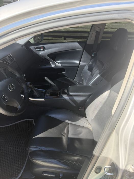 Автомобіль  Lexus