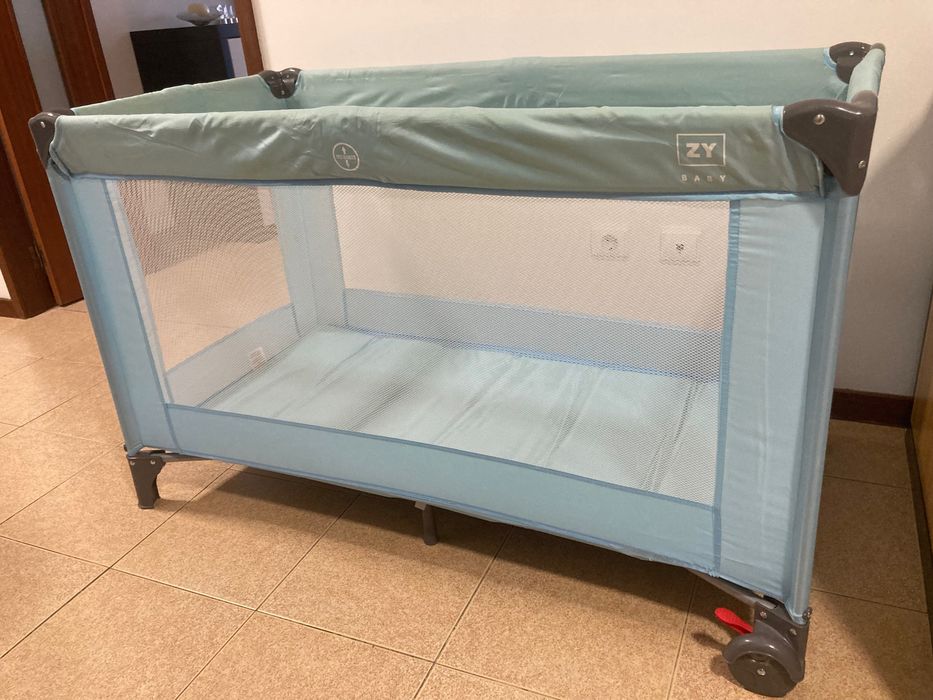 Cama de viagem zippy quase nova