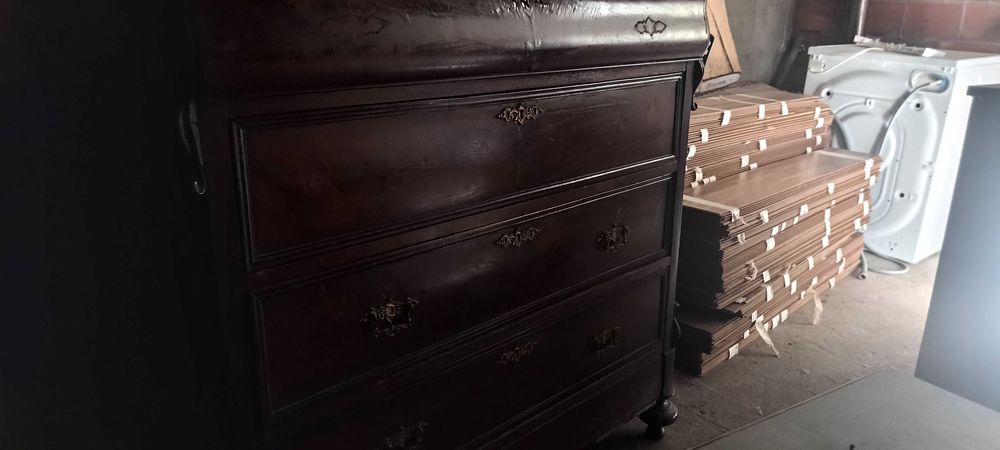 Móveis antigos. Motivo desocupar