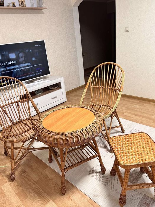 Плетений стіл