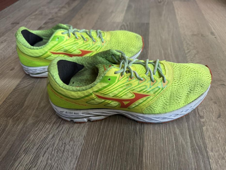 Продам оригінальні кросівки Mizuno