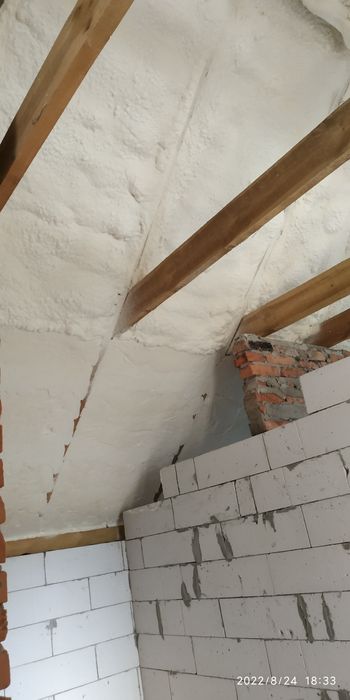 Утеплення піною пінополіуретаном мансарди даху перекритя ППУ