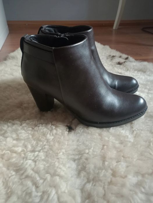 Brązowe botki na obcasie