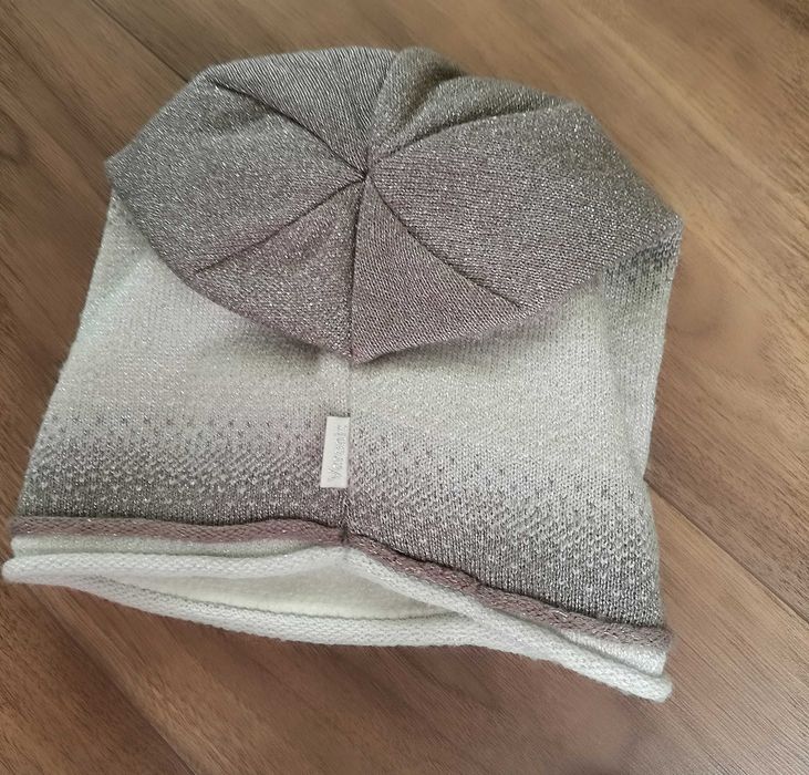 Czapka połyskująca