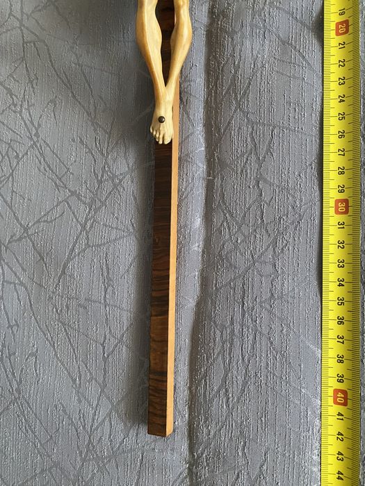 crucifixo em madeira e resina