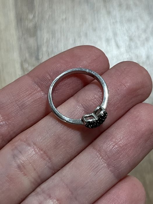 Srebrny pierścionek z czarnym sercem