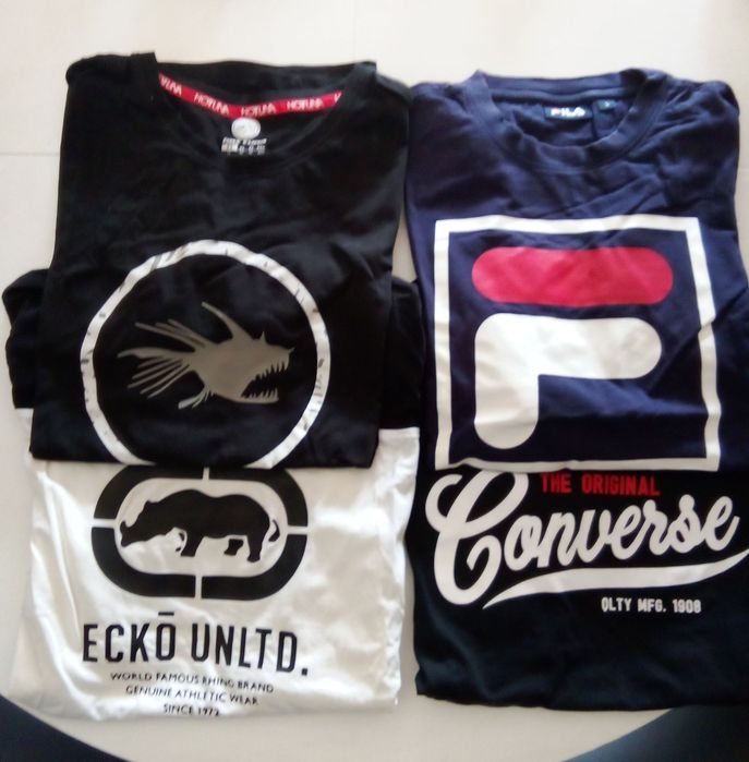 Quatro t-shirts de homem