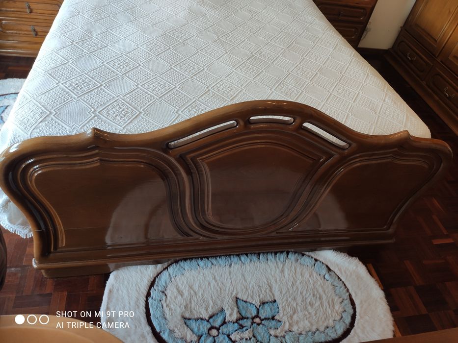 Quarto casal em madeira de castanho