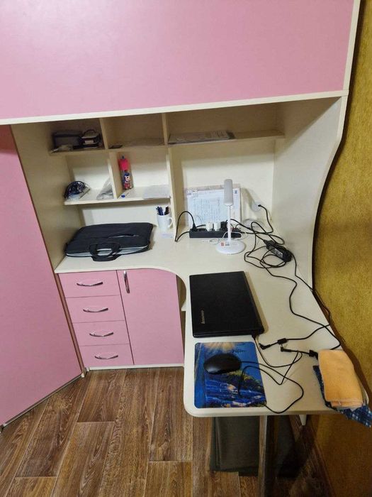 Дитяче ліжко-горище з робочою зоною, кутовою шафою, тумбою і сходами