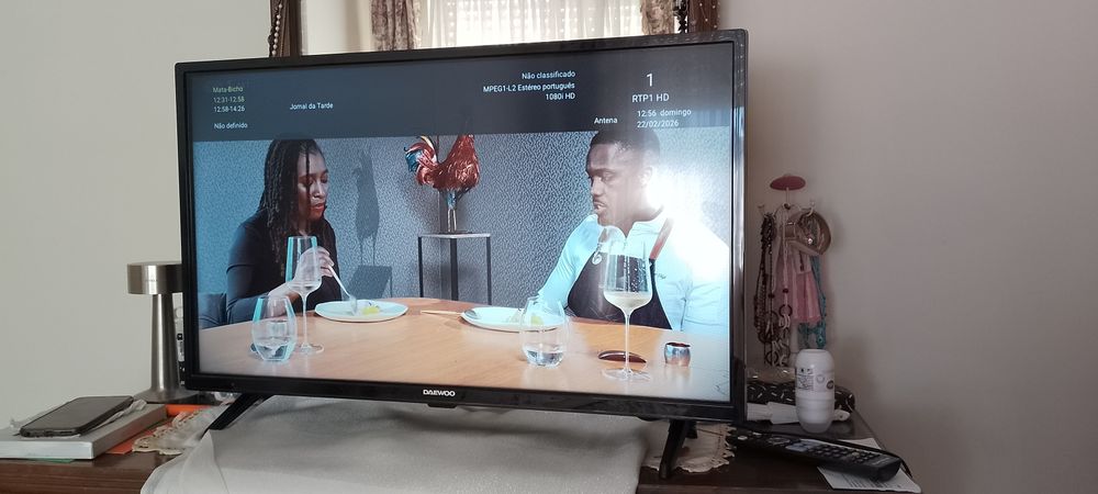 Tv DAEWOO 32" com caixa, plásticos e comando.