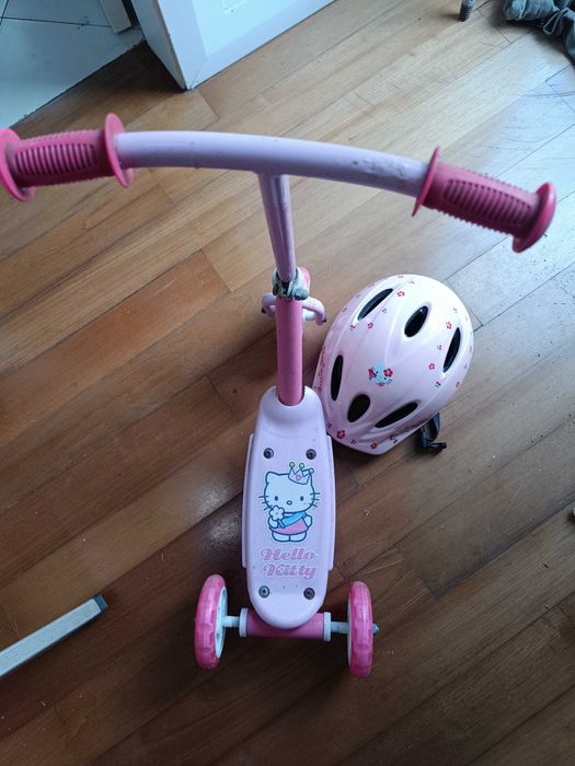 Trotinete e capacete Hello Kitty