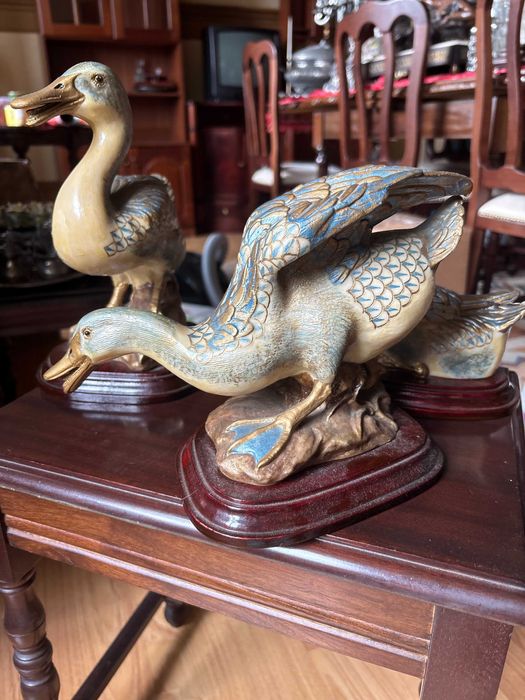 Conjunto de esculturas de aves