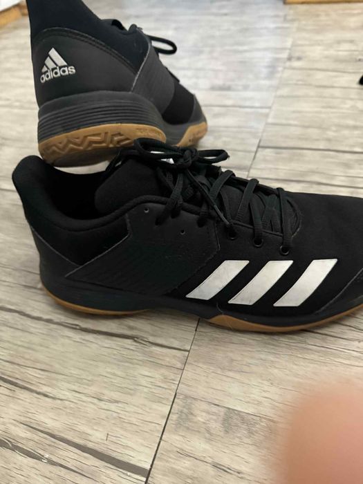 Buty czarne adidas.