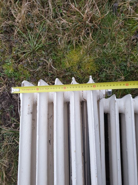 Duży i mały grzejnik żeliwny/ kaloryfery