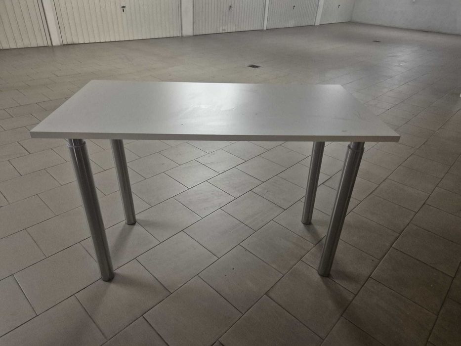 secretária/mesa com pernas reguláveis em altura