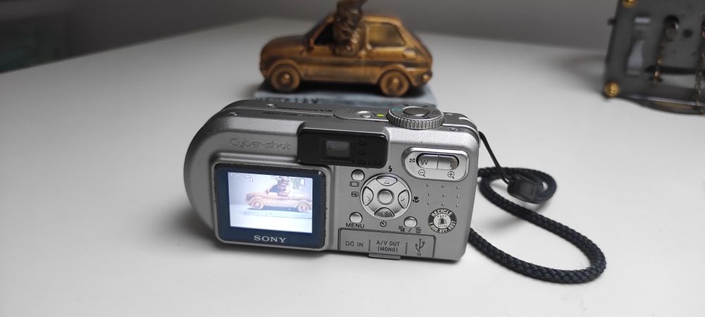 Aparat cyfrowy Sony DSC-P10 5.0 mpx