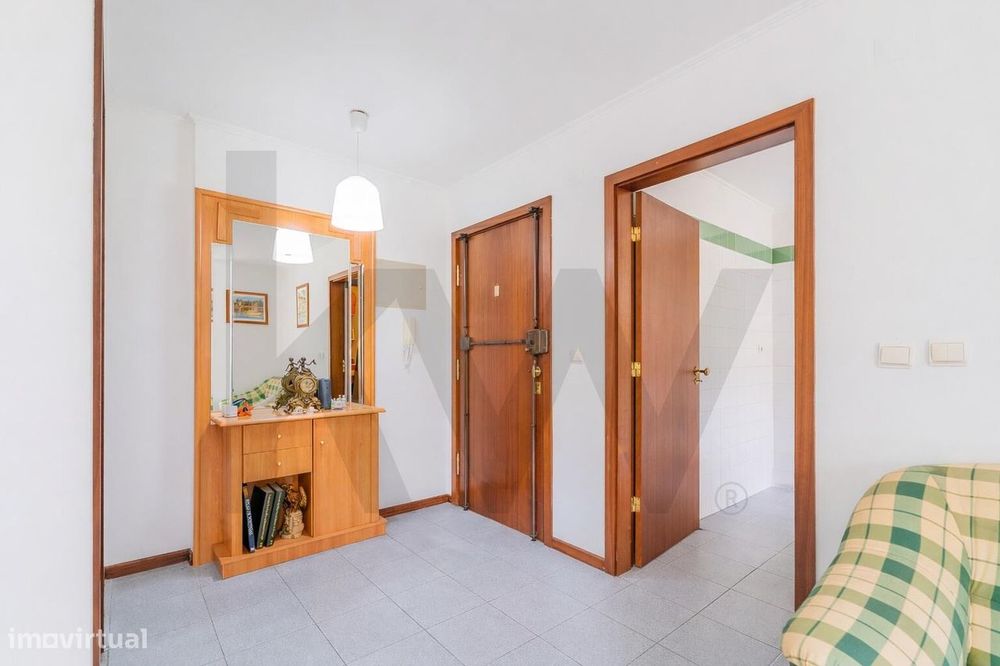 T1 luminoso com arrecadação nos Olivais