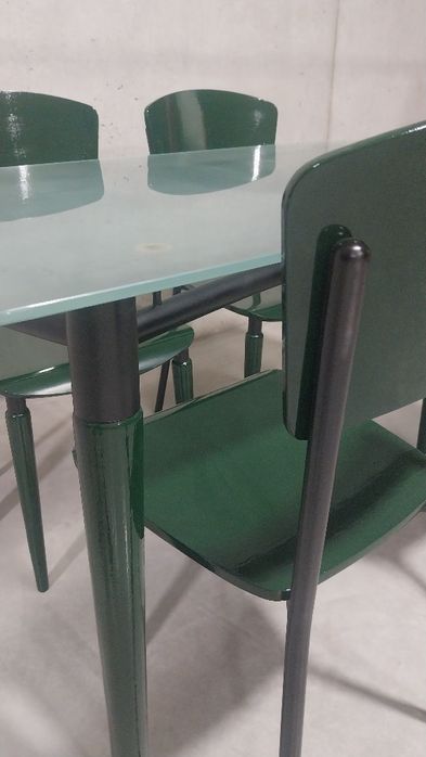 Mesa com tampo vidro fosco e 4 cadeiras!