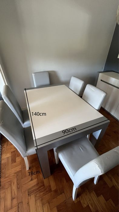 Mesa de jantar com cadeiras