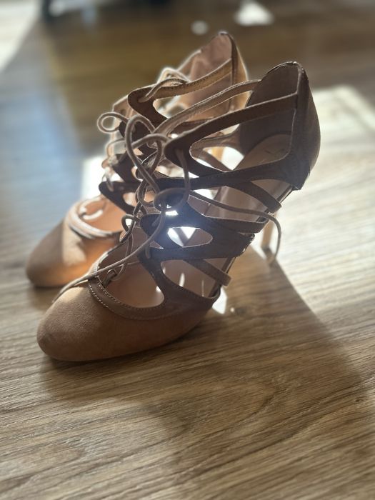 Стильні туфлі босоніжки бежевого кольору