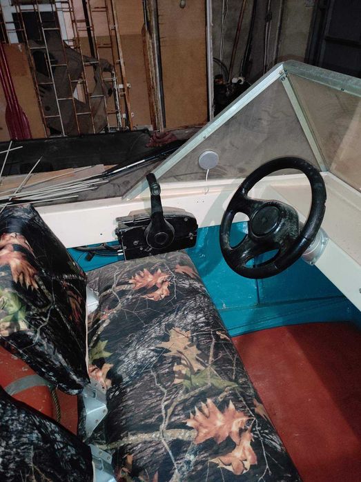 Катер Крим із двигуном Меркурій 25