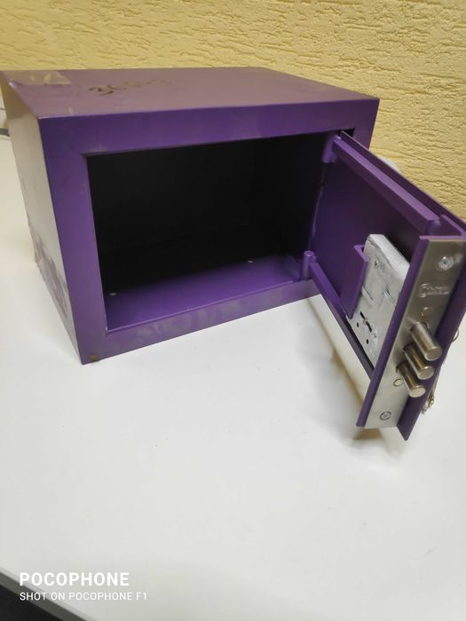 Шафа металева, сейф середній, малий.