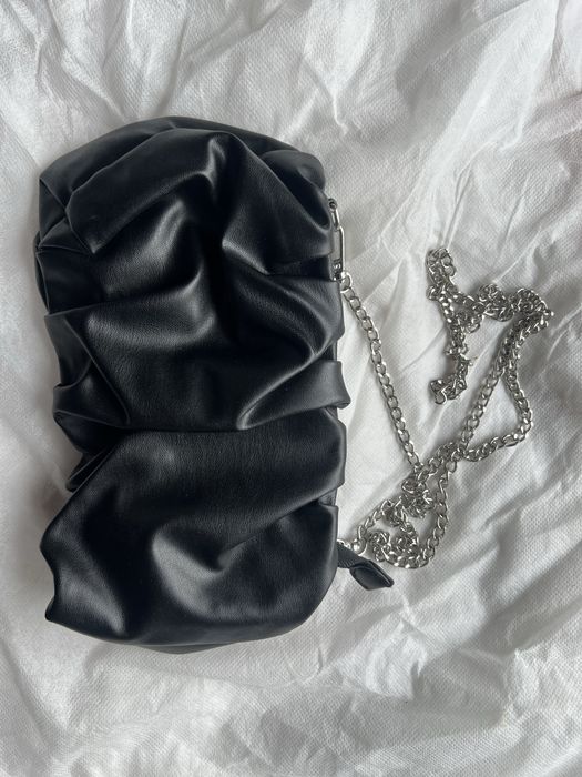 Mala torebka czarna na lancuszku
