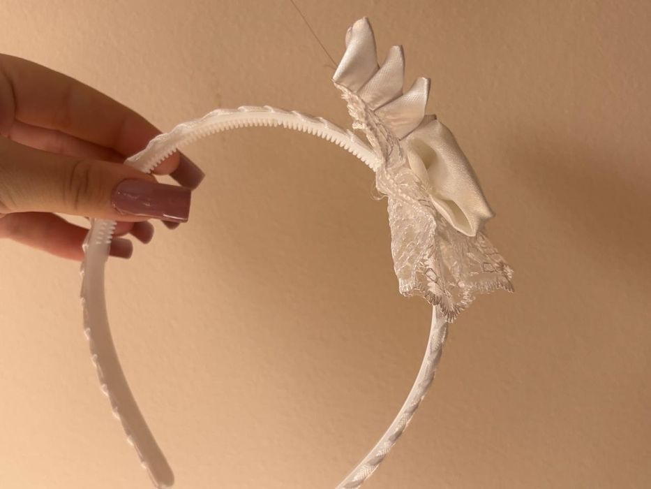 Rękodzieło w technice kanzashi – elegancka biała opaska do włosów