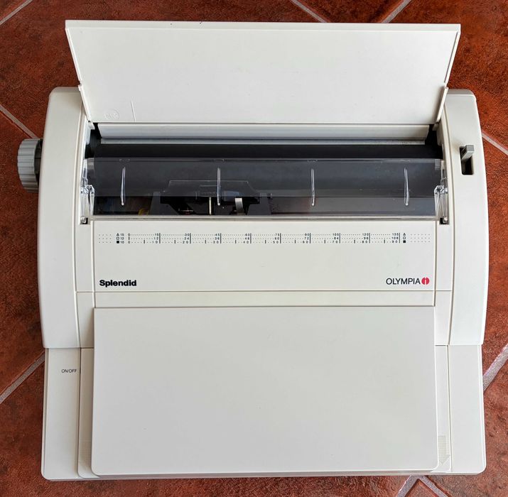 Máquina de escrever elétrica Olympia Splendid