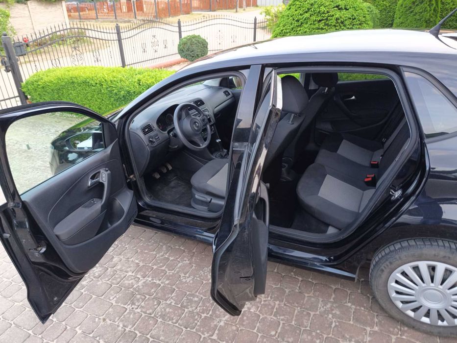 Volkswagen POLO 2010 czarny Climatronic niski przebieg