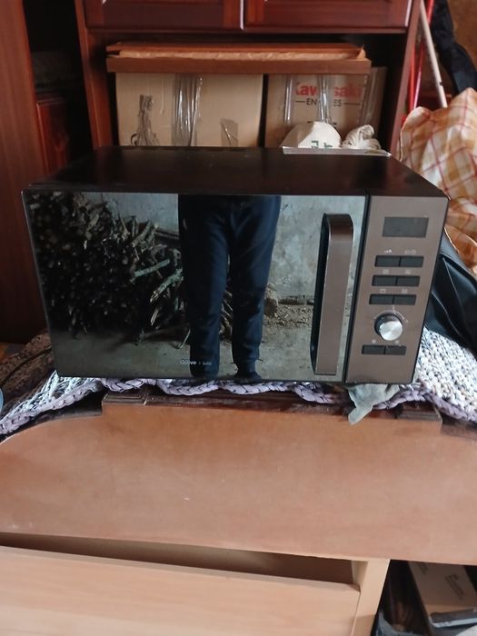 Microondas com forno impecável.